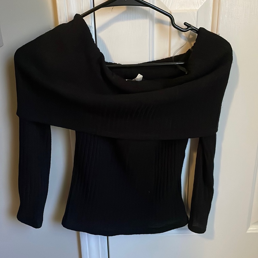 Small black off the shoulder top from Windsor.